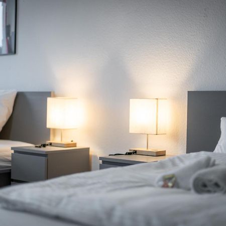 Einfach Aber Sehr Komfortabel - Wohnung Fuer 6 Personen - 2Xwc - Grupen, Messe, Monteure, Studenten - Voll Ausgestattet - 6 Betten 140X200Cm Hochwertig, 3 Smart-Tv 55 Zoll Netflix, 1000 Mbit Wlan, Voll Ausgestattete Kueche ドゥイスブルグ エクステリア 写真