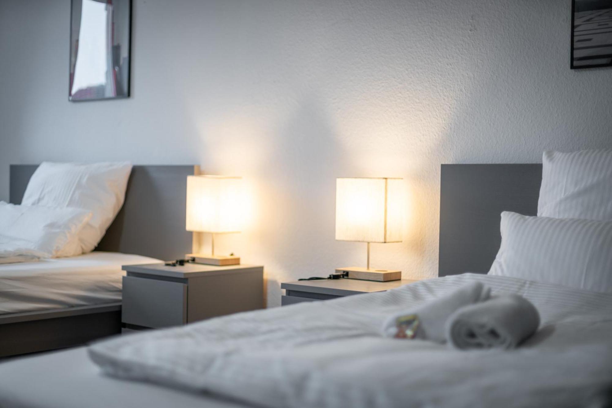 Einfach Aber Sehr Komfortabel - Wohnung Fuer 6 Personen - 2Xwc - Grupen, Messe, Monteure, Studenten - Voll Ausgestattet - 6 Betten 140X200Cm Hochwertig, 3 Smart-Tv 55 Zoll Netflix, 1000 Mbit Wlan, Voll Ausgestattete Kueche ドゥイスブルグ エクステリア 写真